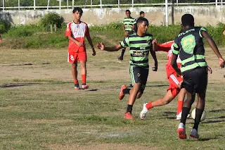 Muitos Gols no Domingo do Campeonato de Futebol de Base do Feira X